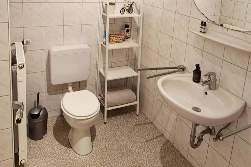 Charming Home Away: Close To Dusseldorf Messe Apartment