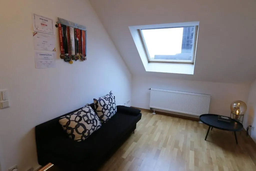 Charming Home Away: Close To Dusseldorf Messe Apartment